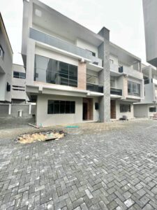 OAK MEWS LUXURY 5 BEDROOM SEMI DETACHED